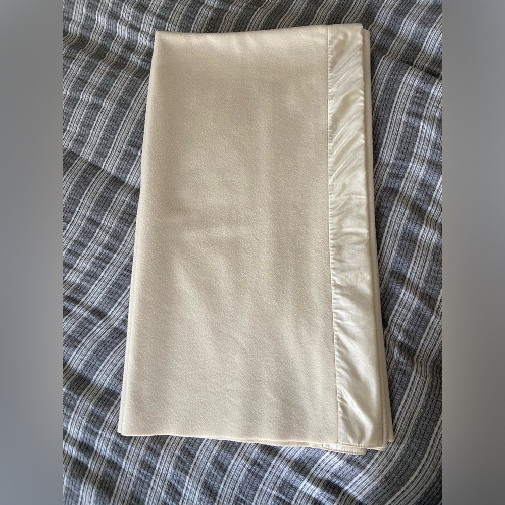 Vintage JCPenney Personal Touch Satin Trim Polyester Fleece Soft Blanket Cream